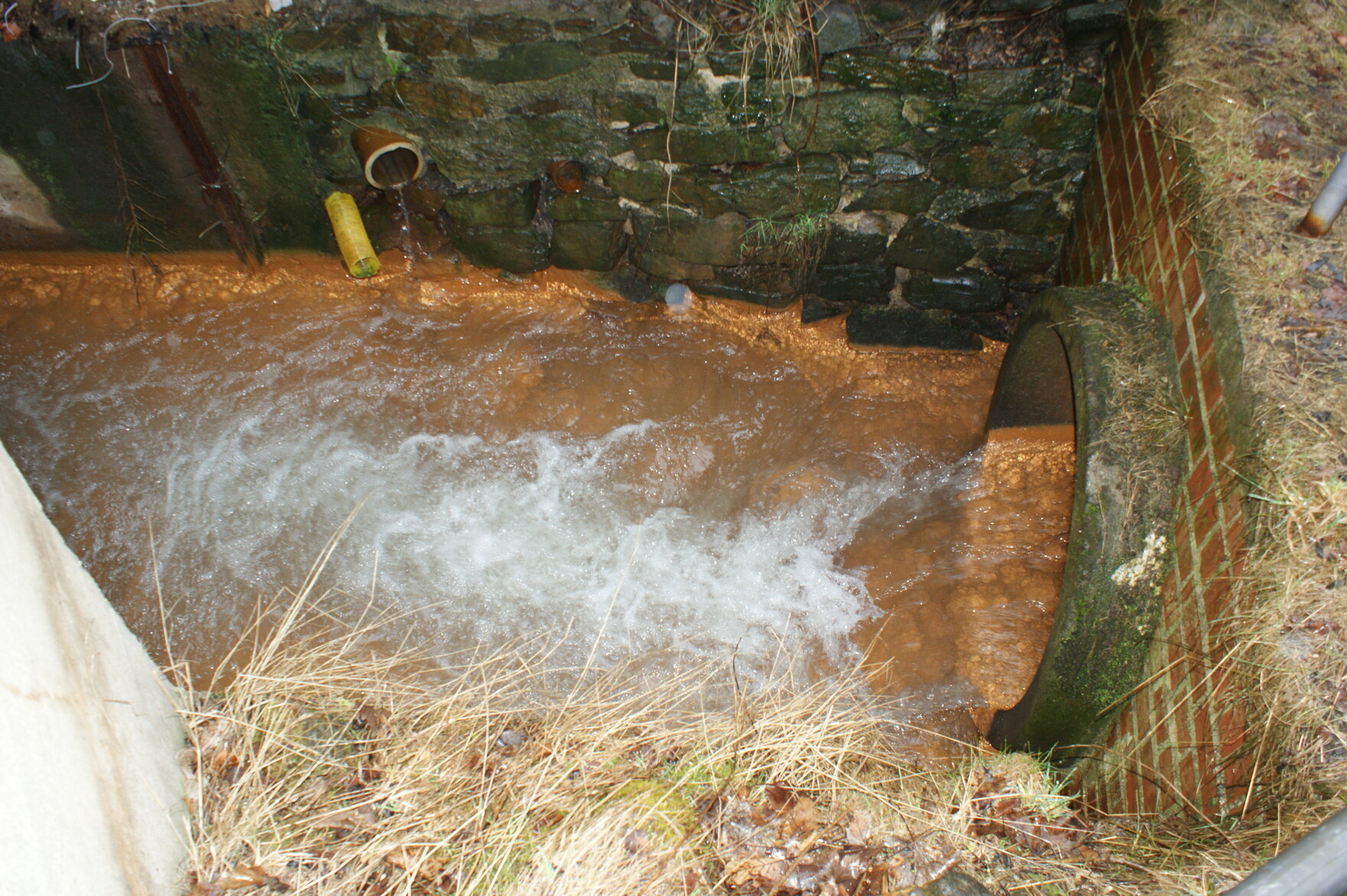 Arsen- und Schwermetallbelasteter Zufluss des Glück Auf Stolln ins Schwarzwasser-1