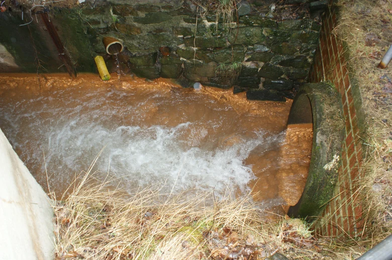 Arsen- und Schwermetallbelasteter Zufluss des Glück Auf Stolln ins Schwarzwasser-1