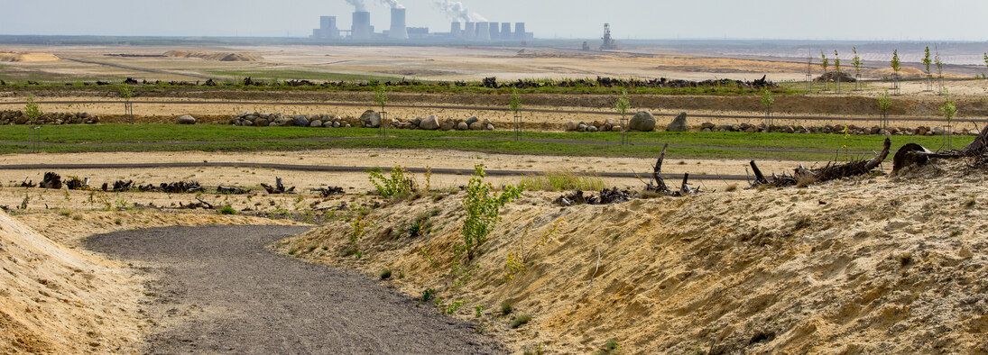 Blick vom Schweren Berg bei Weißwasser auf rekultivierte Bereiche des Tagebaus Nochten und im Hintergrund auf das Kraftwerk Boxberg