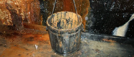 Schaubergwerk, Eimer mit Ablagerungen