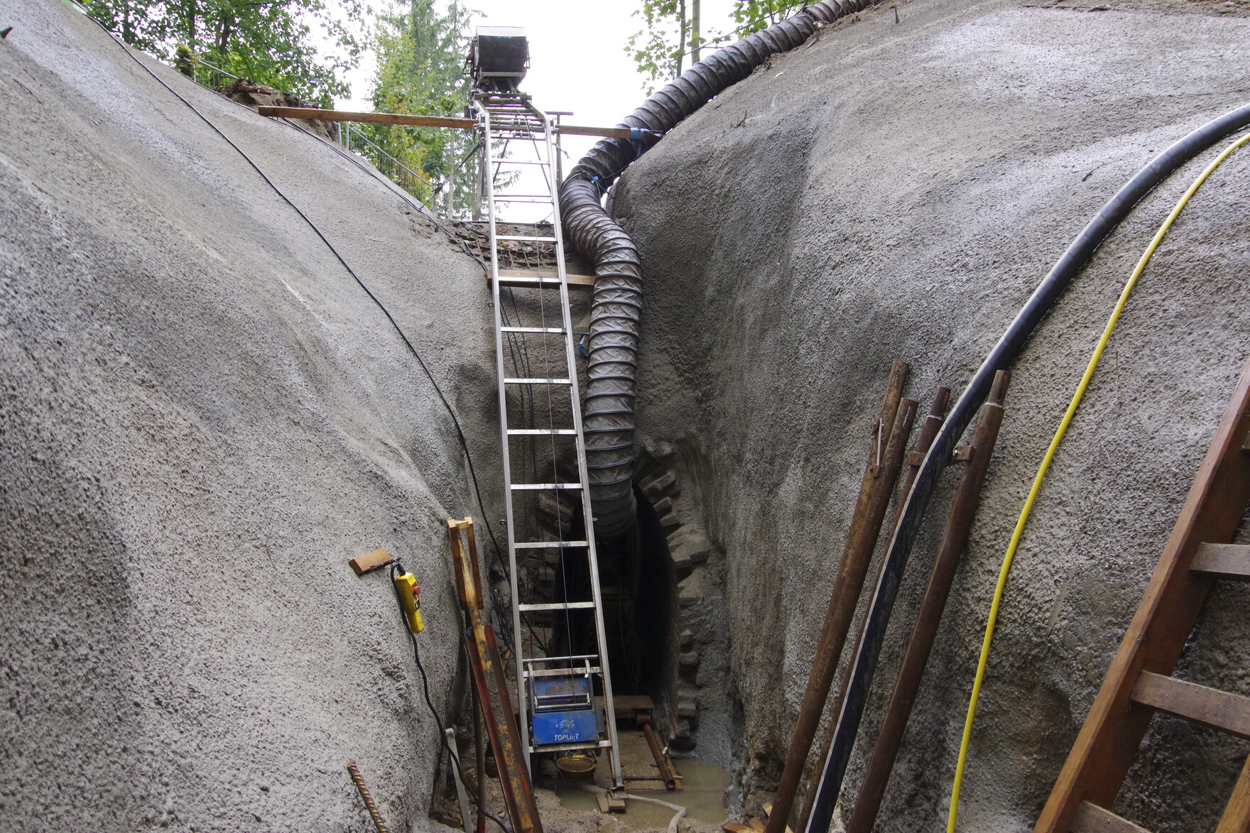 Messung der Radonaktivitätskonzentration zum Schutz von Bergleuten bei Bergsicherungsarbeiten im Altbergbau in Sosa